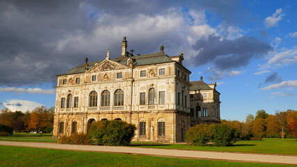 Fototapeta na wymiar Lustschloss barockes Palais im Großen Garten in Dresden bei Sonne unter dunklen Wolken