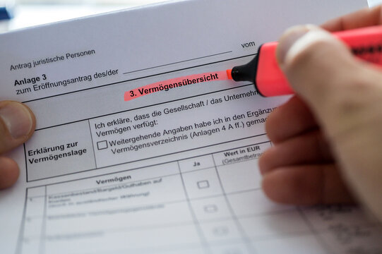 Formular mit dem markierten Wort Verm&ouml;gens&uuml;bersicht in deutscher Sprache zum Thema Schulden und Insolvenz