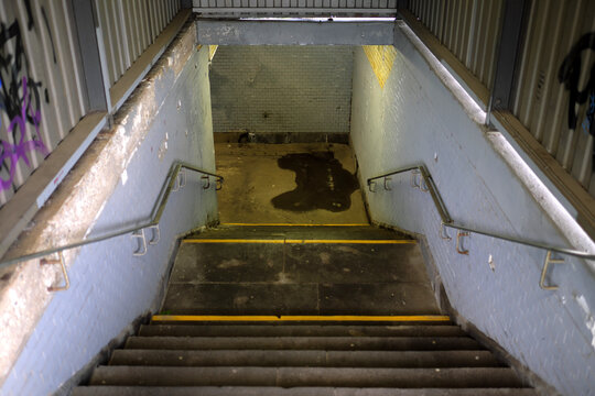Treppe zum Bahnsteigtunnel an Bahnhof - Stockfoto