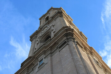 Fototapeta na wymiar vista de la basilica del pilar y cielo azul con pocas nuves