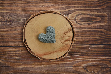 Green crochet heart on wood - 389084019