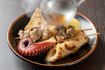 お皿に盛られた5種類のおでん