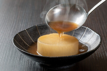 お皿に盛られる大根のおでん