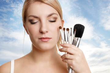 Frau hält Make-up Pinsel