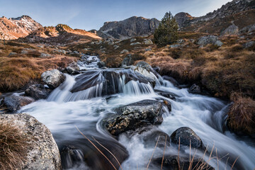 Pose longue cascade Ariège, vue sur les Pyrénées - Occitanie - France