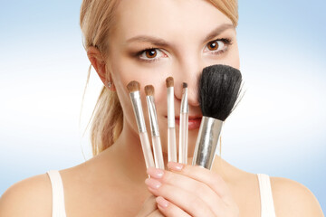 Frau mit Make-up Pinsel