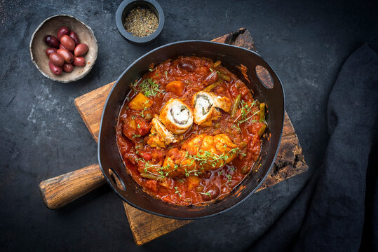 Modern Style traditionelle slow cooked italienische Rouladen Saltimbocca vom Rind mit Gemüse und Oliven in würziger Sauce angeboten als Draufsicht in einem Design Topf