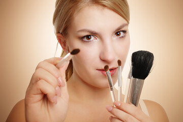 Frau hält Make-up pinsel