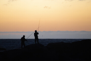 Fototapeta premium Pescadores en el Atardecer