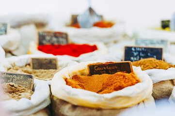 Epices en poudre en vente sur un étal de marché