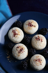 Baiser-Anisplätzchen mit Brombeergelee