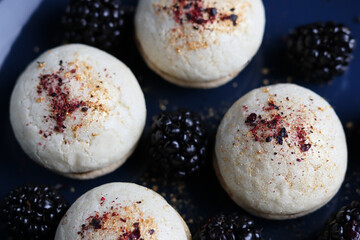 Baiser-Anisplätzchen mit Brombeergelee