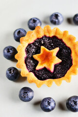  Tartelette mit Blaubeerkonfitüre