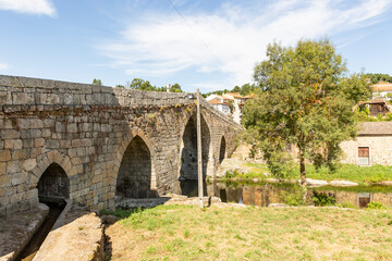 Obraz premium medieval bridge over Varosa river in Ucanha village, municipality of Tarouca, district of Viseu, Portugal 