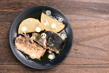 皿に盛ったぶり大根