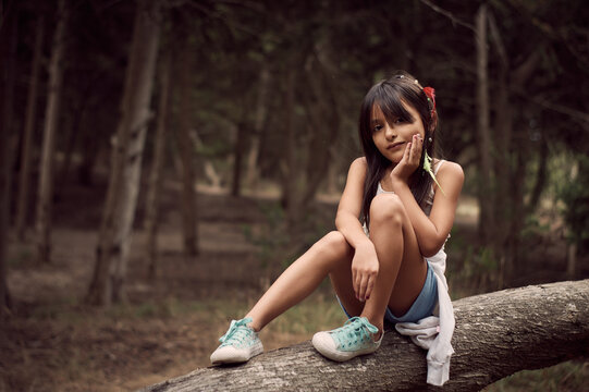 ni&ntilde;as modelo en bosque