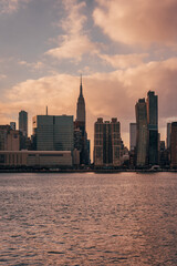 Naklejka premium Sunset view of the Midtown Manhattan skyline, from Long Island City, Queens, New York