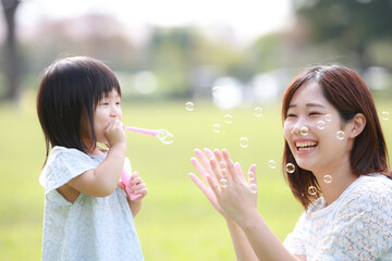 	しゃぼん玉で遊ぶ親子