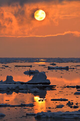 流氷の海と落日（北海道・知床）  © 愛 高行