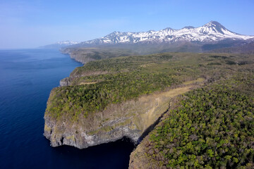 空から見る断崖と知床連山（北海道・知床）
