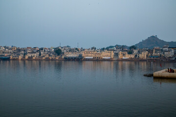Fototapeta na wymiar Pushkar lake, a holy lake in Pushkar