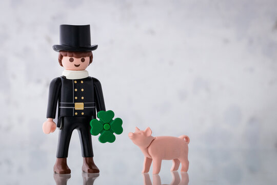 Lippstadt - Deutschland 31.10.2020 Playmobil Schornsteinfeger mit Schweinchen