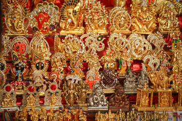 market selling dolls