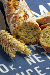 baguette de pain aux céréales sur une table