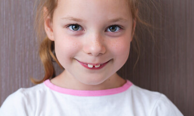 Naklejka premium Kid with projecting upper front teeth