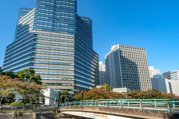 Fototapeta premium 東京都品川区の目黒川に掛かる森永橋