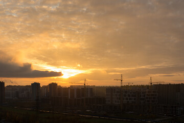Fototapeta na wymiar bright sunset over the city