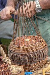 Création artisanale d'un panier en osier