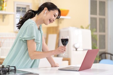 キッチン　オンライン　飲み　女性　