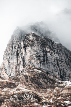 la montagne se cache derri&egrave;re les nuages 