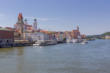 Obraz premium The Donau with the historic center of Passau seen from the Luitpold bridge