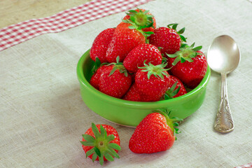 tas de fraises fraîches sur une table