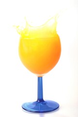Verre de jus d'orange frais en gros plan sur fond blanc