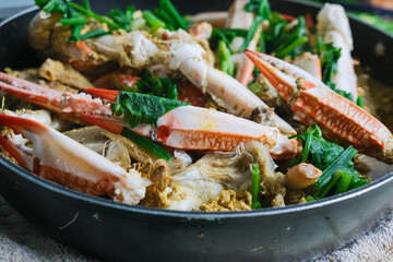Stir-fried crab with curry powder egg and vegetable