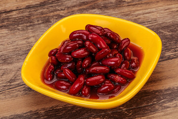 Red baked kidney in the bowl
