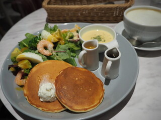 パンケーキとサラダのランチ