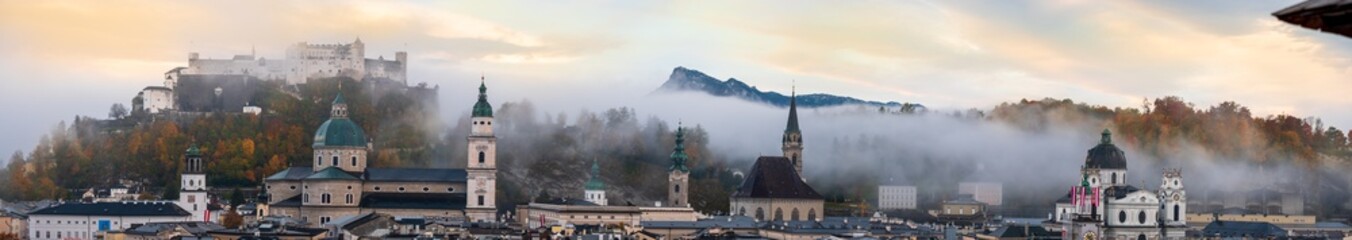 Fototapeta na wymiar Altstadt von Salzburg im Morgengrauen im Herbst 