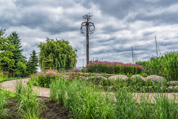 Obraz premium Beautiful Garden near the Toronto harbor. Toronto, Ontario, Canada.