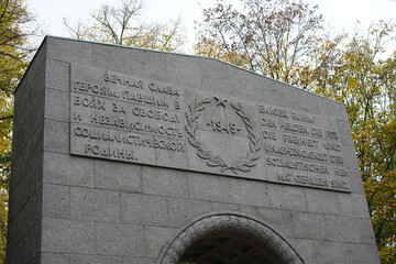 Eingangstor des sowjetischen Ehrenmals im Treptower Park in Berlin mit russischer und deutscher...