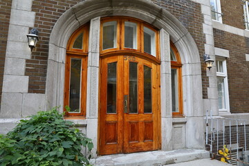 Fototapeta na wymiar entrance to the old house, wood door