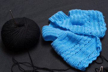 Realization of the dress of the rag doll in blue wool. Stages of making with crochet.