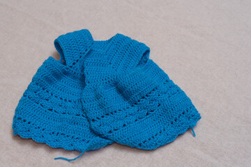 Realization of the dress of the rag doll in blue wool. Stages of making with crochet.