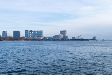 Naklejka premium 青空を背景に芝浦ふ頭から見たお台場のビル群