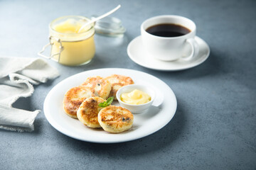 Cottage cheese cakes with lemon curd