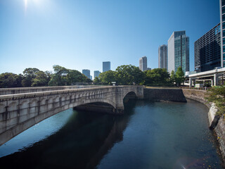Fototapeta na wymiar 東京の汐留にある浜離宮恩賜庭園に続く橋