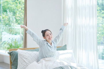 起床する女性